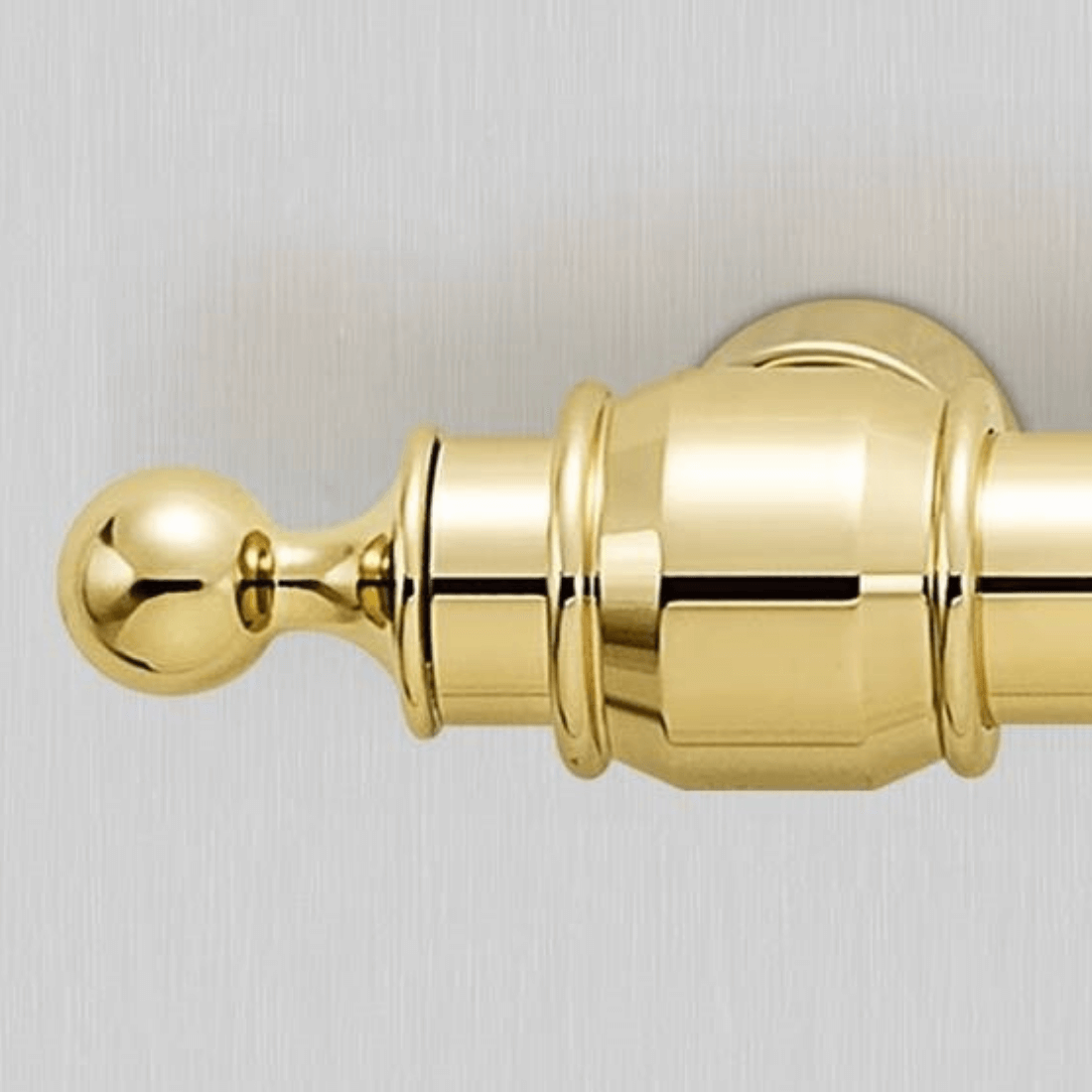 Terminais de cortina em metal dourado com design elegante e sofisticado.