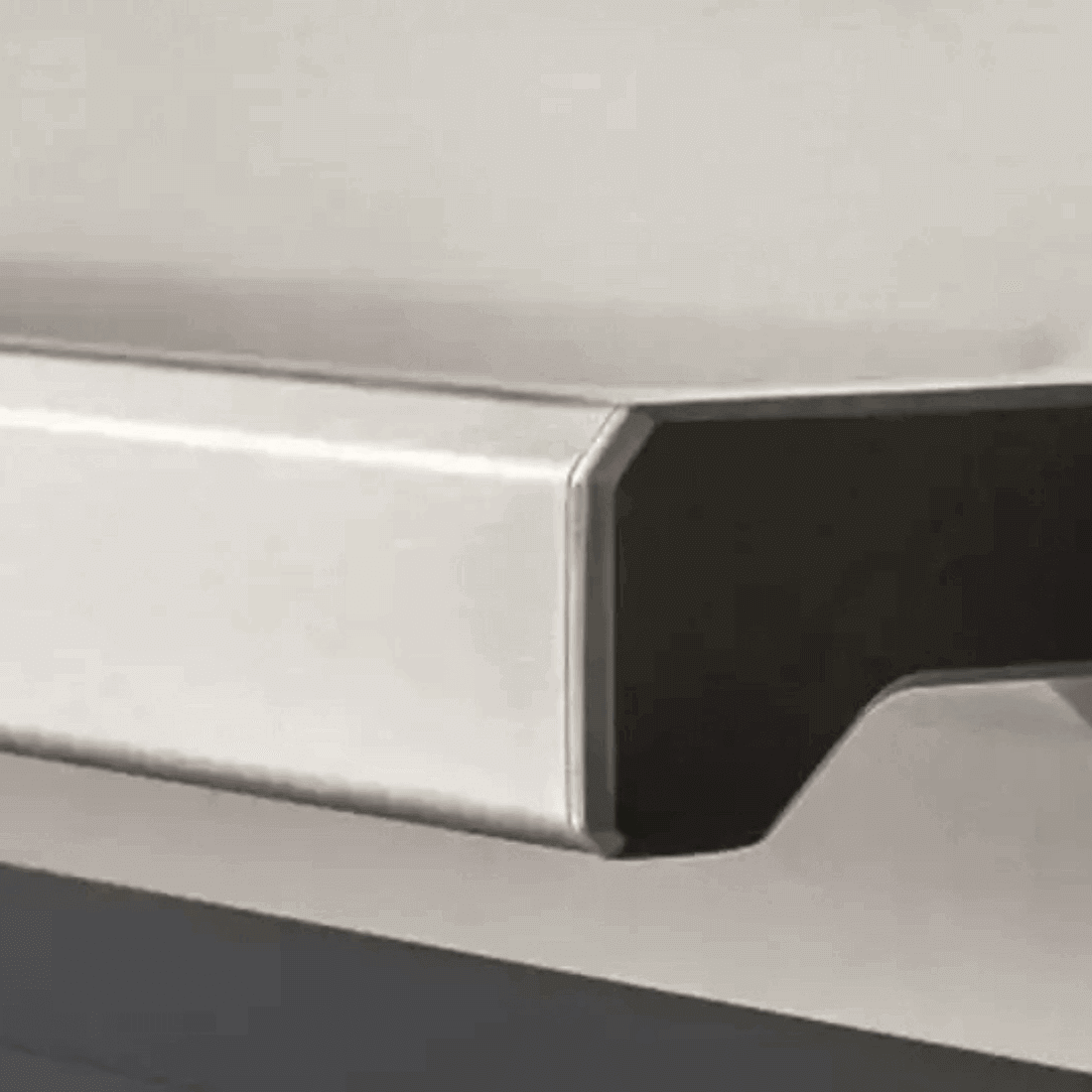 Detalhe da borda do Fogão Bertazzoni Professional em inox escovado e pintura amarela, com design moderno.