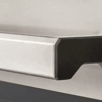 Detalhe da borda do Fogão Bertazzoni Professional em inox escovado e pintura amarela, com design moderno.