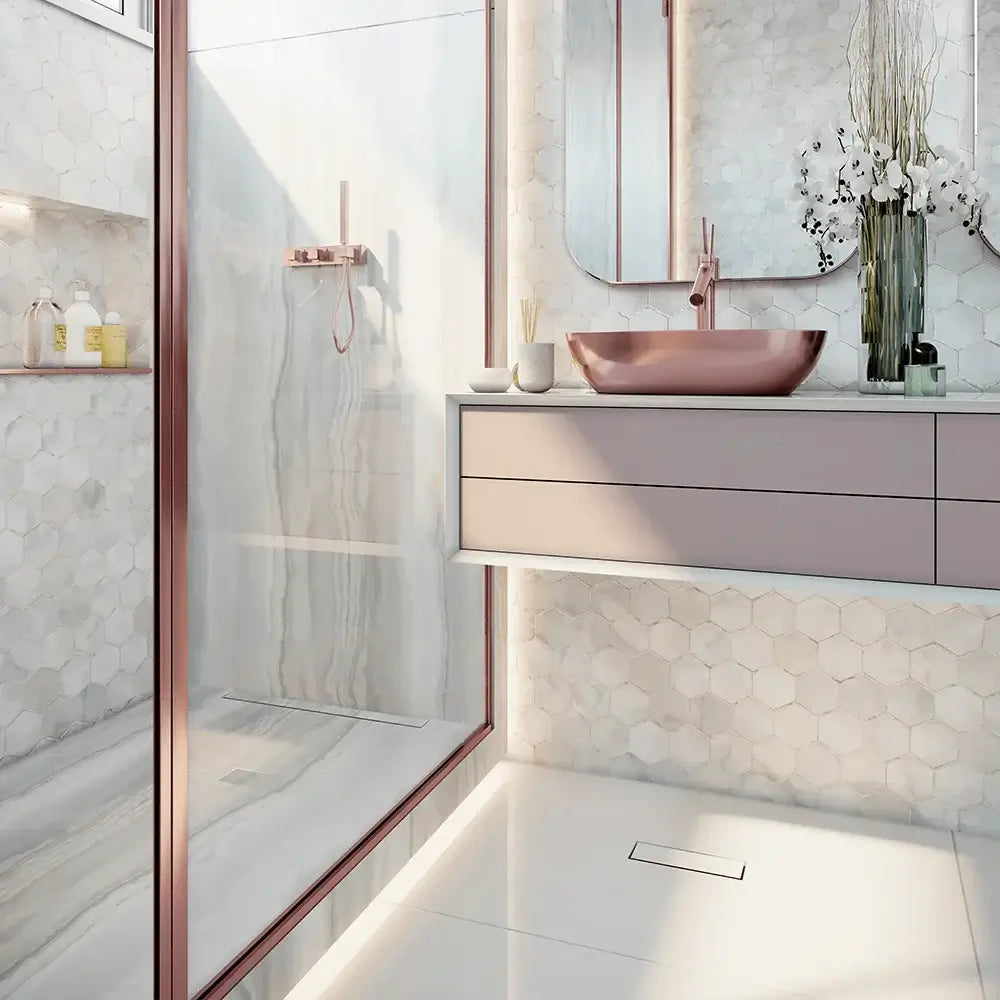 Ralo Linear Elleve Versalite 75cm Tampa Oculta - Saída Lateral: ralo linear Elleve em inox escovado embutido com saída lateral, design oculto para banheiro