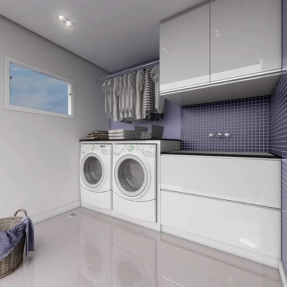 Ralo Quadrado Elleve Square 10x10cm - Tampa Inox posicionado no piso branco brilhante de lavanderia com acabamento inox e instalação embutida