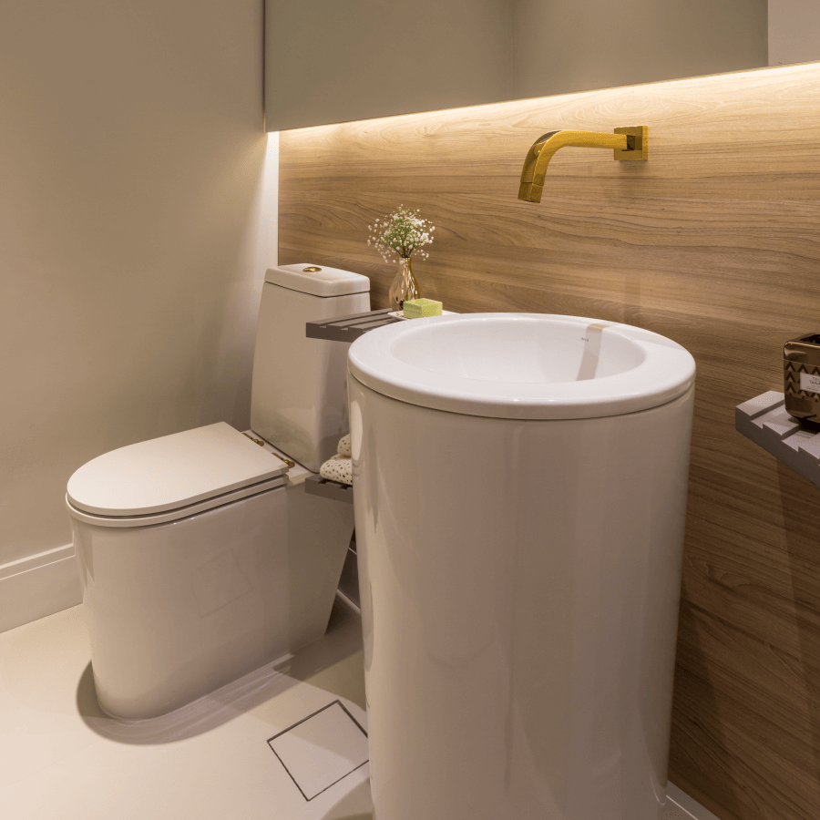 Ralo Quadrado Elleve Square 15x15cm - Tampa Oculta em inox escovado instalado no box com design discreto e acabamento flush