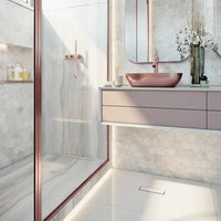 Ralo Linear Elleve Versalite 50cm Tampa Oculta - Saída Central: ralo linear Elleve em inox escovado 50cm embutido no piso branco do banheiro