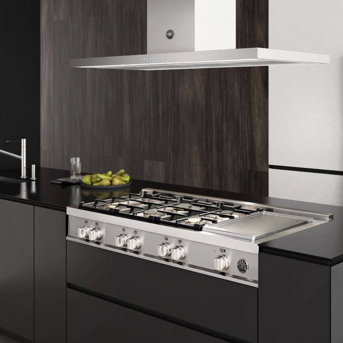 RangeTop Bertazzoni Master 6 bocas a Gás e Grill Elétrico Inox 122cm em cozinha moderna com fogão inox.