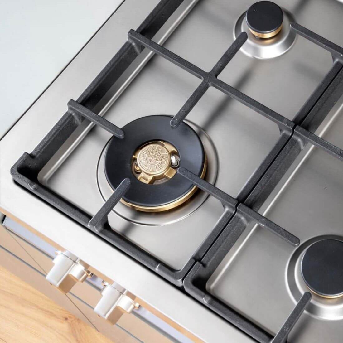 Detalhe do queimador em inox do RangeTop Bertazzoni Master 6 Bocas a Gás Inox 91cm com trempes em ferro.