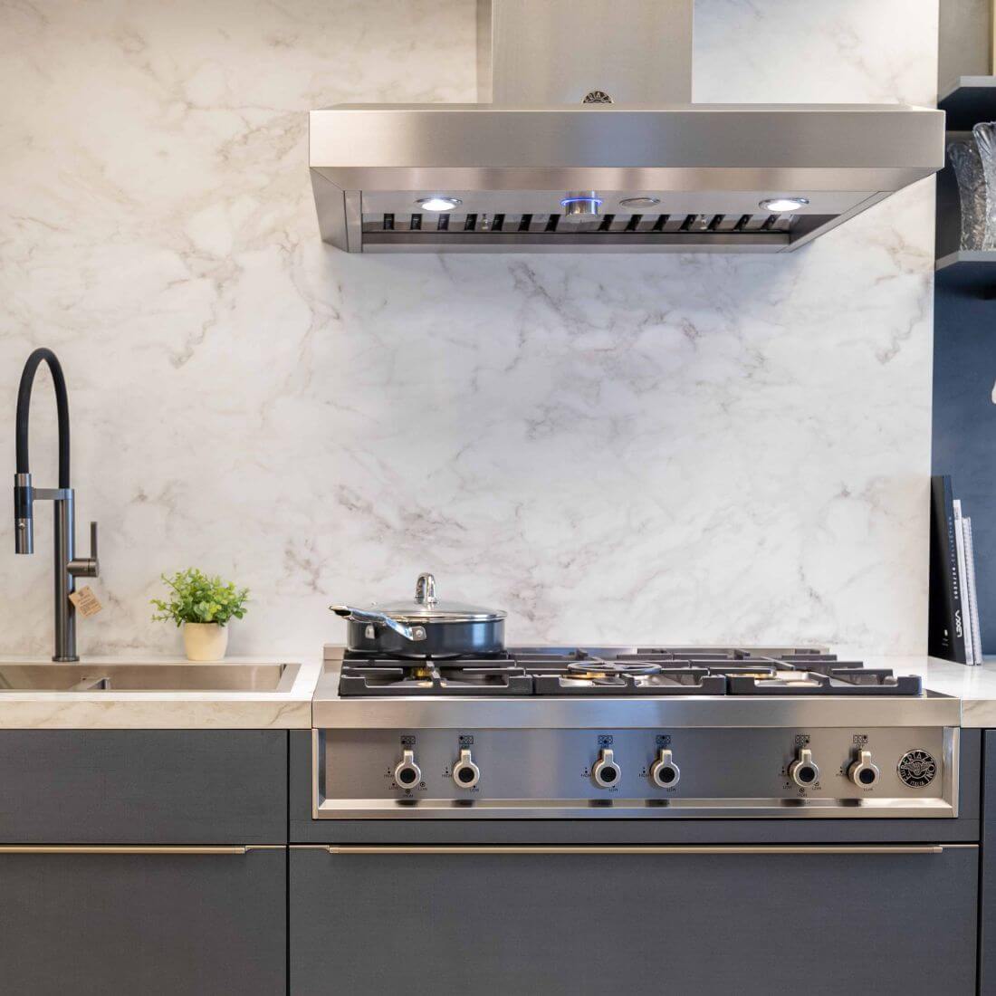 RangeTop Bertazzoni Professional 6 Bocas a Gás Inox 91cm em cozinha moderna com fogão inox e coifa.