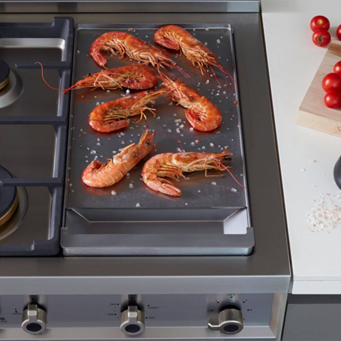 RangeTop Bertazzoni Professional 6 bocas e Grill Elétrico Inox 122cm com camarões grelhados.