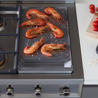 RangeTop Bertazzoni Professional 6 bocas e Grill Elétrico Inox 122cm com camarões grelhados.