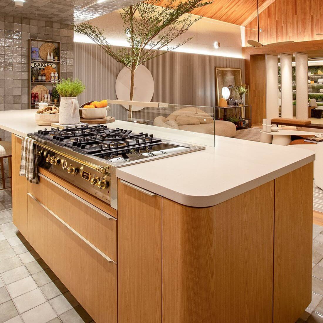 Cozinha moderna com Rangetop Lofra Dolcevita 5 Bocas e 2 Zonas Elétricas Inox 120cm em destaque.