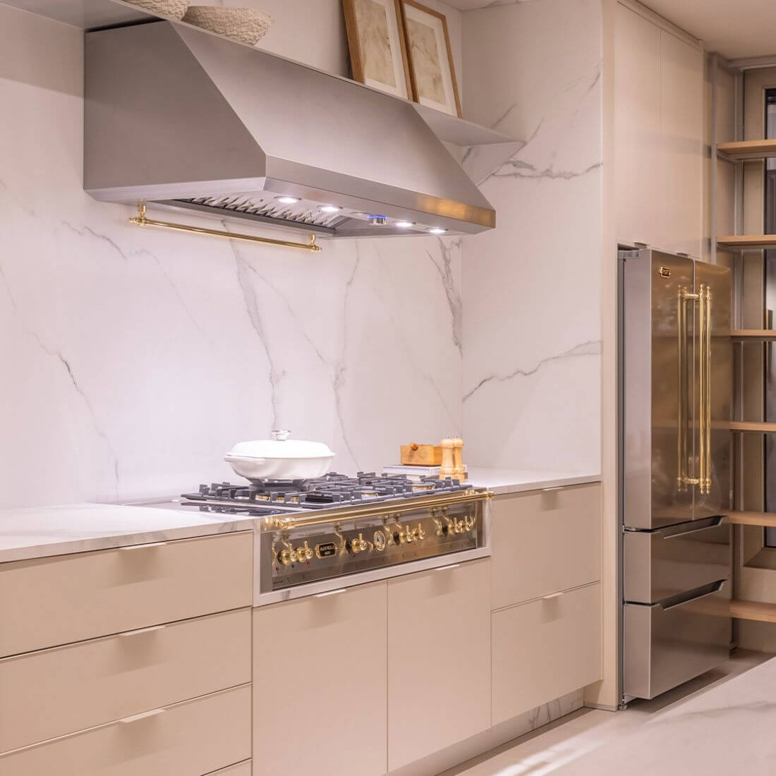 Rangetop Lofra Dolcevita 5 Bocas e 2 Zonas Elétricas Inox 120cm em cozinha moderna com armários claros e revestimento em mármore.