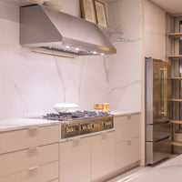 Rangetop Lofra Dolcevita 5 Bocas e 2 Zonas Elétricas Inox 120cm em cozinha moderna com armários claros e revestimento em mármore.