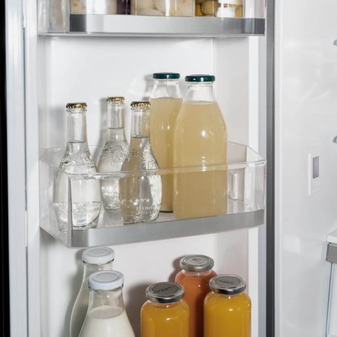 Refrigerador Bertazzoni Heritage French Door 636 Litros Inox 91cm mostrando porta com prateleiras em inox e gavetas transparentes com bebidas