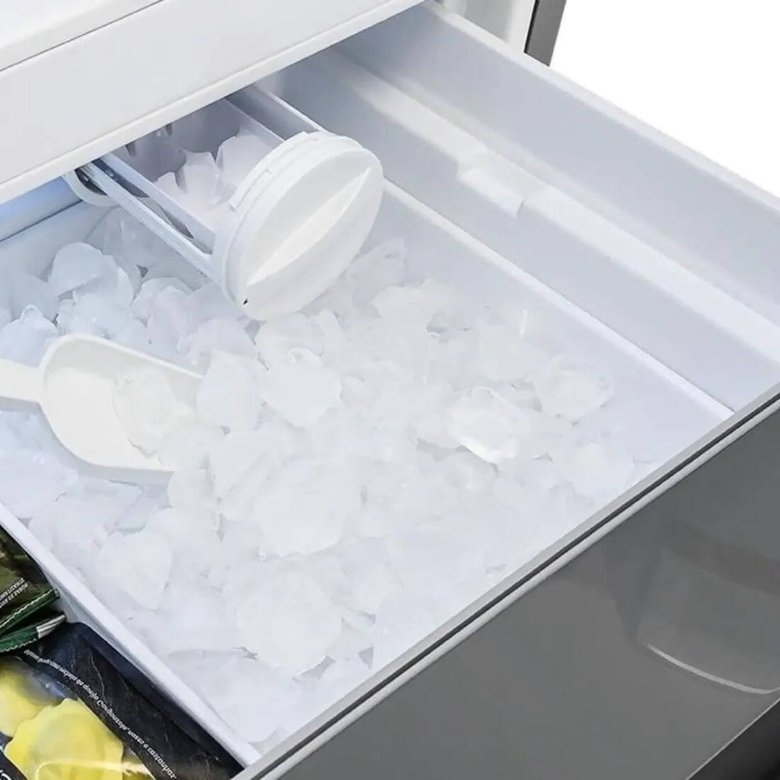 Refrigerador Bertazzoni Heritage French Door 636 Litros Inox 91cm mostrando gaveta de gelo com acabamento inox e puxadores discretos, design premium