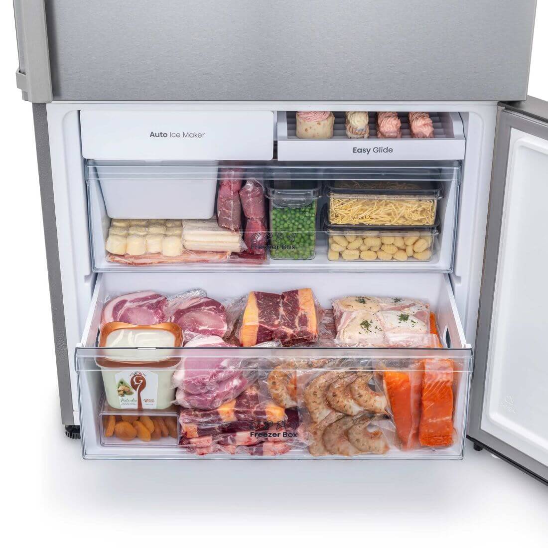 Gavetas do refrigerador Bertazzoni Professional com alimentos organizados, incluindo carnes e vegetais congelados.