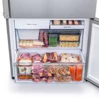Gavetas do refrigerador Bertazzoni Professional com alimentos organizados, incluindo carnes e vegetais congelados.
