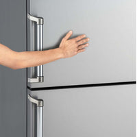 Mão abrindo congelador de refrigerador Bertazzoni com puxadores tubulares em aço inox.