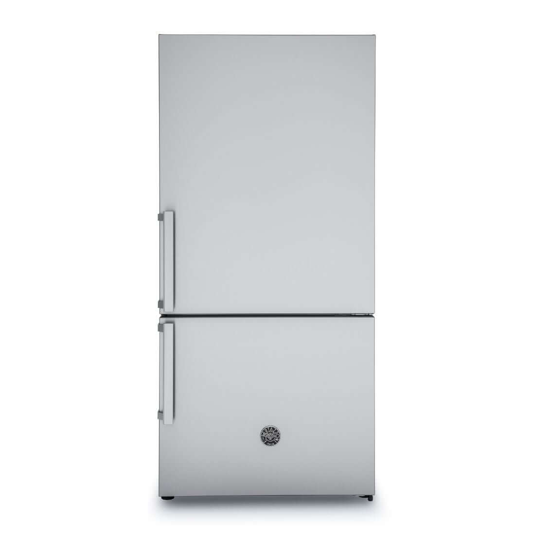 Refrigerador Bertazzoni Professional Bottom Freezer de 501L com design em aço inox e portas com puxadores retangulares.