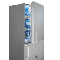 Refrigerador Bertazzoni Master com freezer inferior e portas em aço inox, iluminação interna e amplas prateleiras.