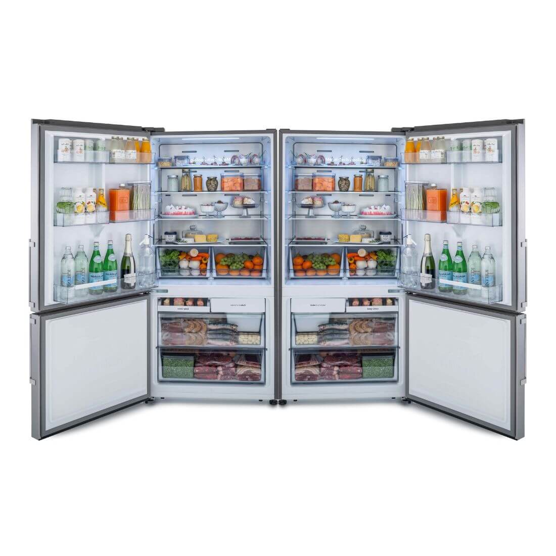 Refrigerador Bertazzoni Master DUO com portas abertas, mostrando prateleiras e gavetas cheias de alimentos.