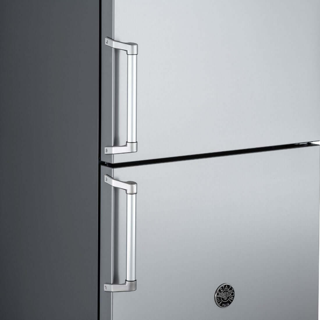 Detalhe das portas do Refrigerador Bertazzoni Master DUO com puxadores tubulares em aço inox.