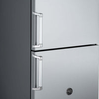 Detalhe das portas do Refrigerador Bertazzoni Master DUO com puxadores tubulares em aço inox.