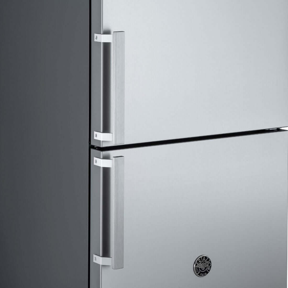 Detalhe das portas em aço inox do Refrigerador Bertazzoni Professional DUO com puxadores retangulares.
