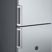 Detalhe das portas em aço inox do Refrigerador Bertazzoni Professional DUO com puxadores retangulares.