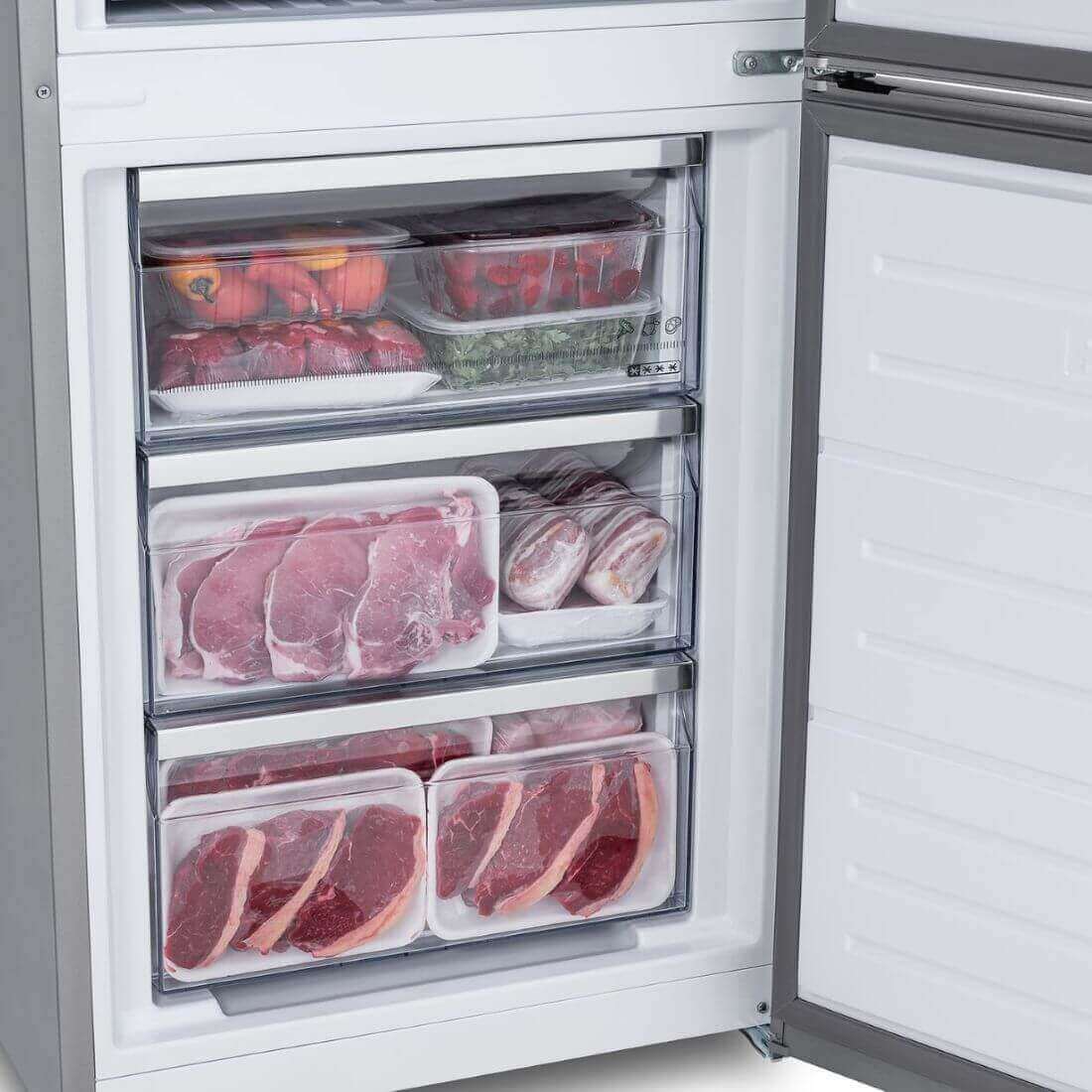 Refrigerador Tecno Vintage Bottom Freezer 324 Litros Inox 60cm com carnes e vegetais armazenados no congelador.