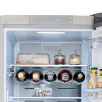 Interior do Refrigerador Tecno Vintage Bottom 648 Litros Inox 122cm iluminado, com prateleiras e diversos produtos.