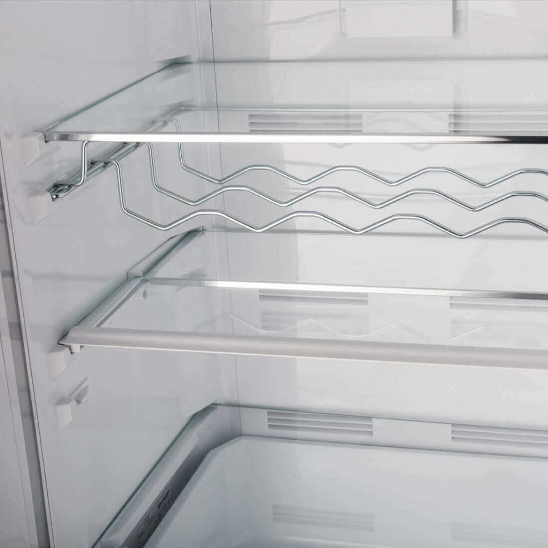 Interior do Refrigerador Tecno Vintage Bottom 648 Litros Inox 122cm com prateleiras de vidro e suporte de metal.