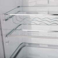 Interior do Refrigerador Tecno Vintage Bottom Freezer 324 Litros com prateleiras de vidro e suporte para garrafas.
