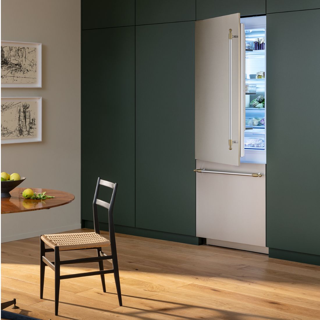 Refrigerador Bertazzoni Heritage 596 Litros 90cm-Abertura Esquerda, refrigerador de embutir French Door em inox escovado com puxadores retangulares e acabamento premium