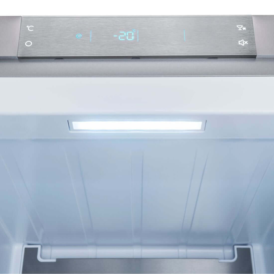 Interior do Freezer Tecno Vintage 278 Litros Inox 60cm com iluminação interna e painel de controle digital.