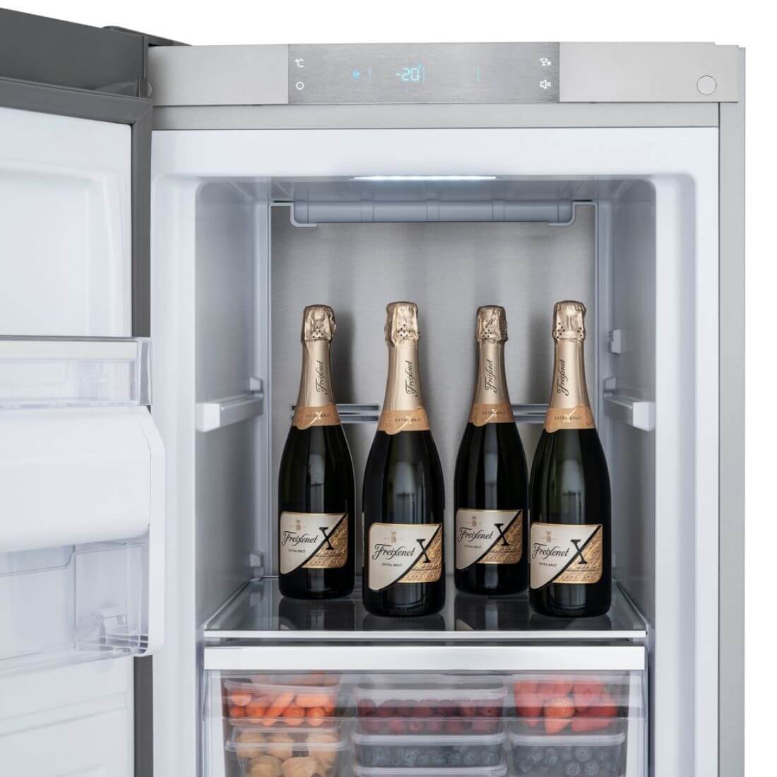 Freezer Tecno Vintage 278 Litros Inox 60cm com garrafas de champanhe e frutas na prateleira.