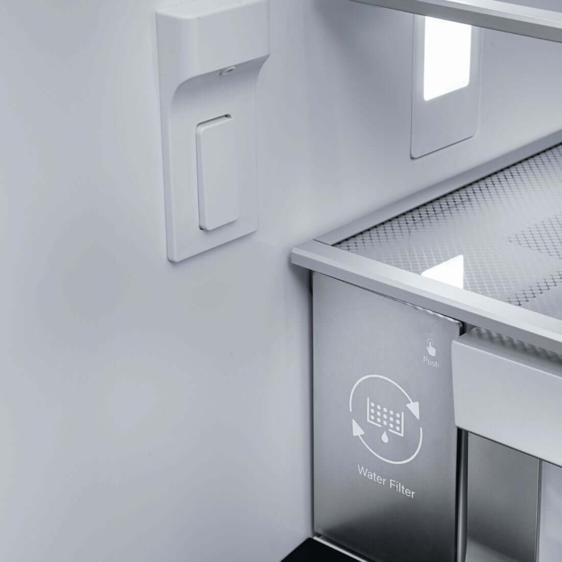 Refrigerador Evol French Door Moritz 572L inox com dispenser de água e filtro interno visível