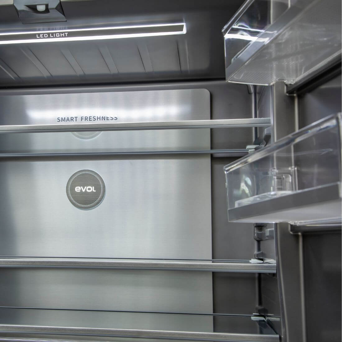 Refrigerador Evol Multi Door 504L inox com interior Titanium, prateleiras de vidro e LED para conservação de alimentos