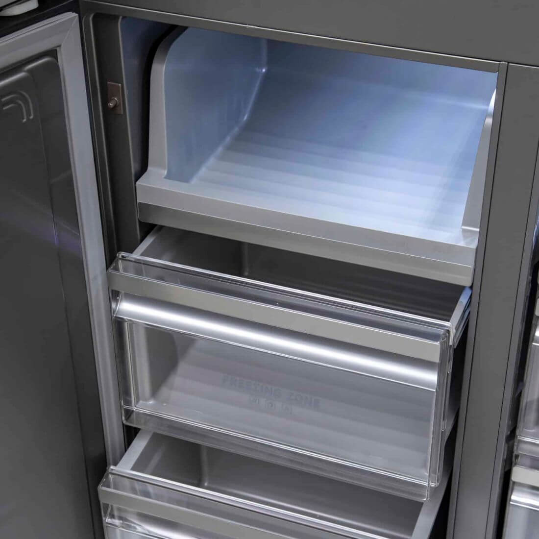Refrigerador Evol Multi Door com gavetas transparentes do freezer, acabamento inox e compartimentos internos Titanium