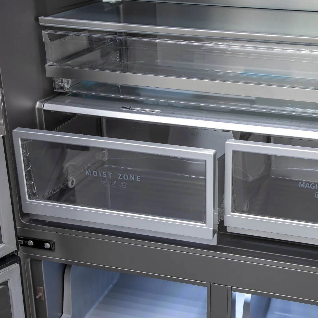 Refrigerador Evol Multi Door com gaveta Moist Zone aberta, interior inox e compartimentos de freezer e refrigerador