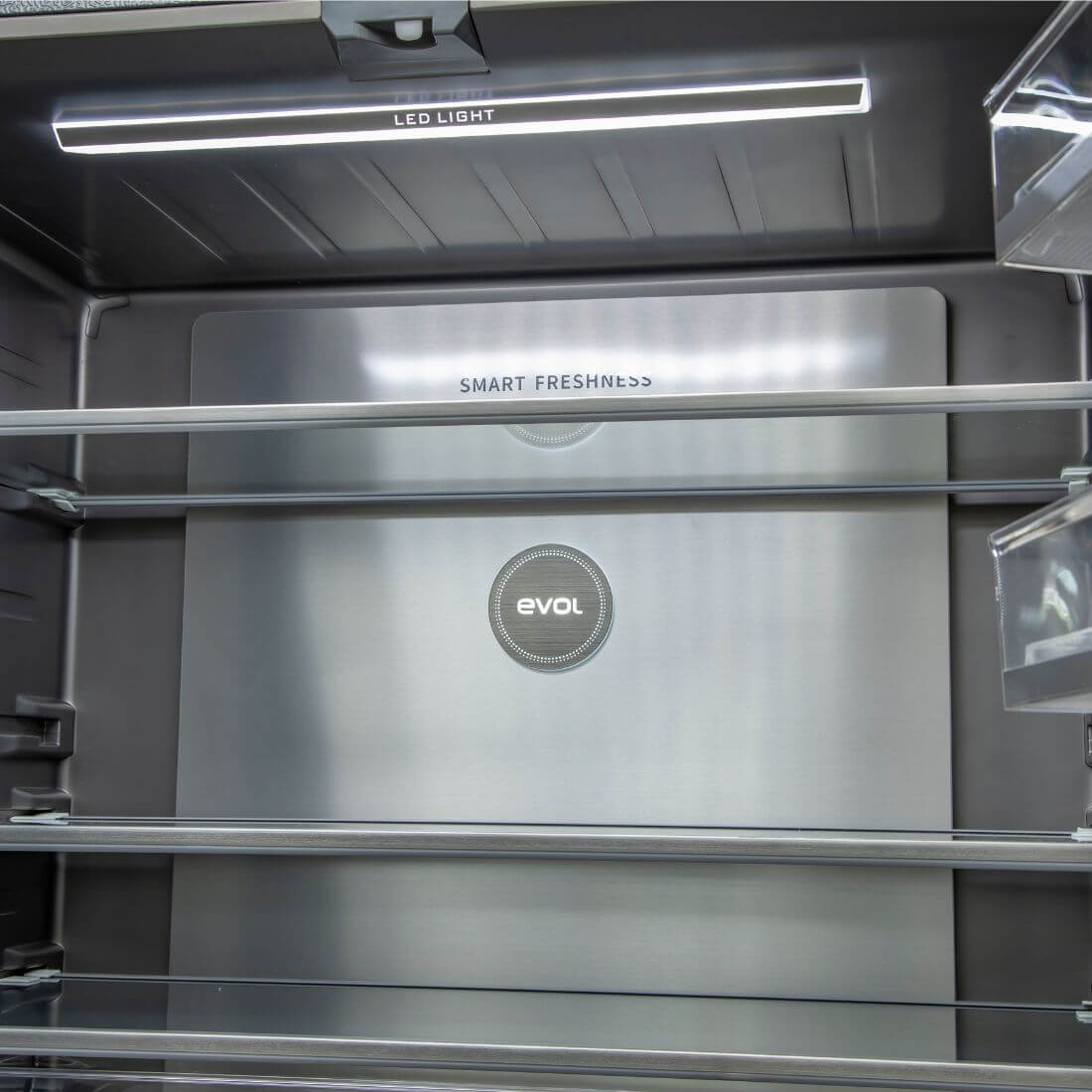 Refrigerador Evol Multi Door interior inox 504L com prateleiras de vidro e LED Smart Freshness