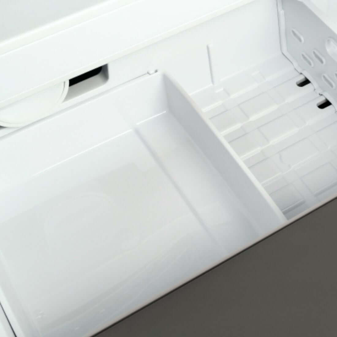 Refrigerador Bertazzoni Heritage French Door 636 Litros Inox 91cm mostrando gaveta interna branca e compartimentos com acabamento liso