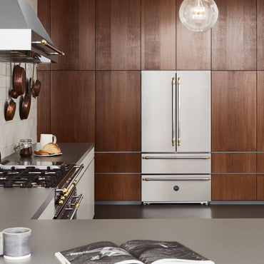 Refrigerador Bertazzoni Heritage French Door 636 Litros Inox 91cm em cozinha embutida, French Door inox com duas portas superiores e duas gavetas inferiores, puxadores dourados