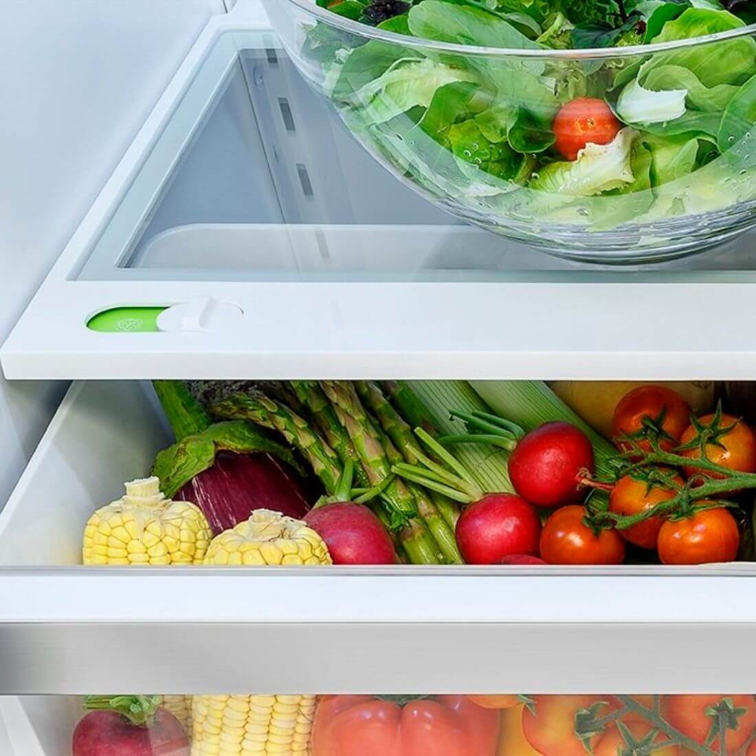 Refrigerador Bertazzoni Heritage French Door 636 Litros Inox 91cm: interior com gavetas de vidro, acabamento inox, portas French Door e puxadores discretos