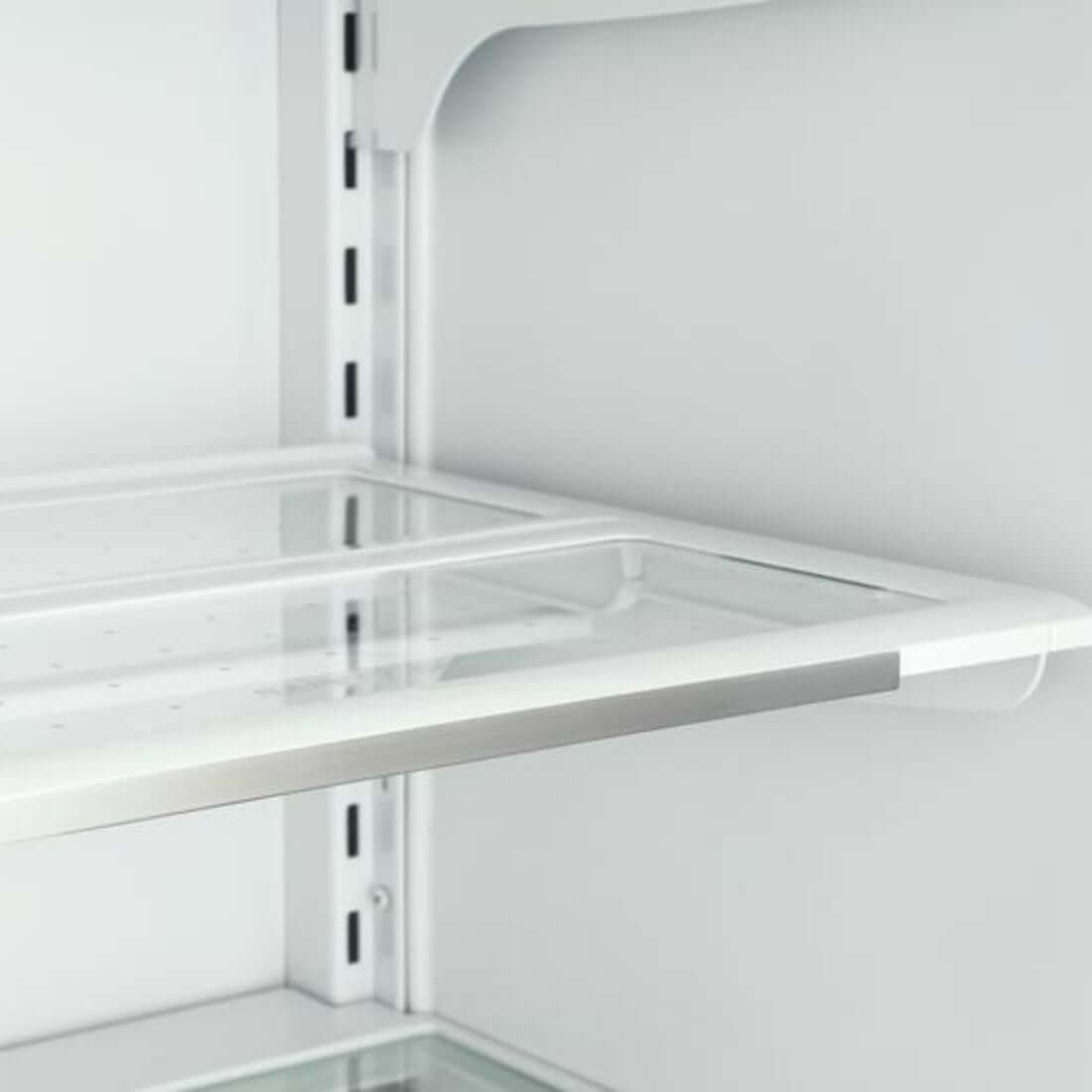 Refrigerador Bertazzoni Heritage French Door 636 Litros Inox 91cm mostrando prateleira interna de vidro em inox e acabamento premium