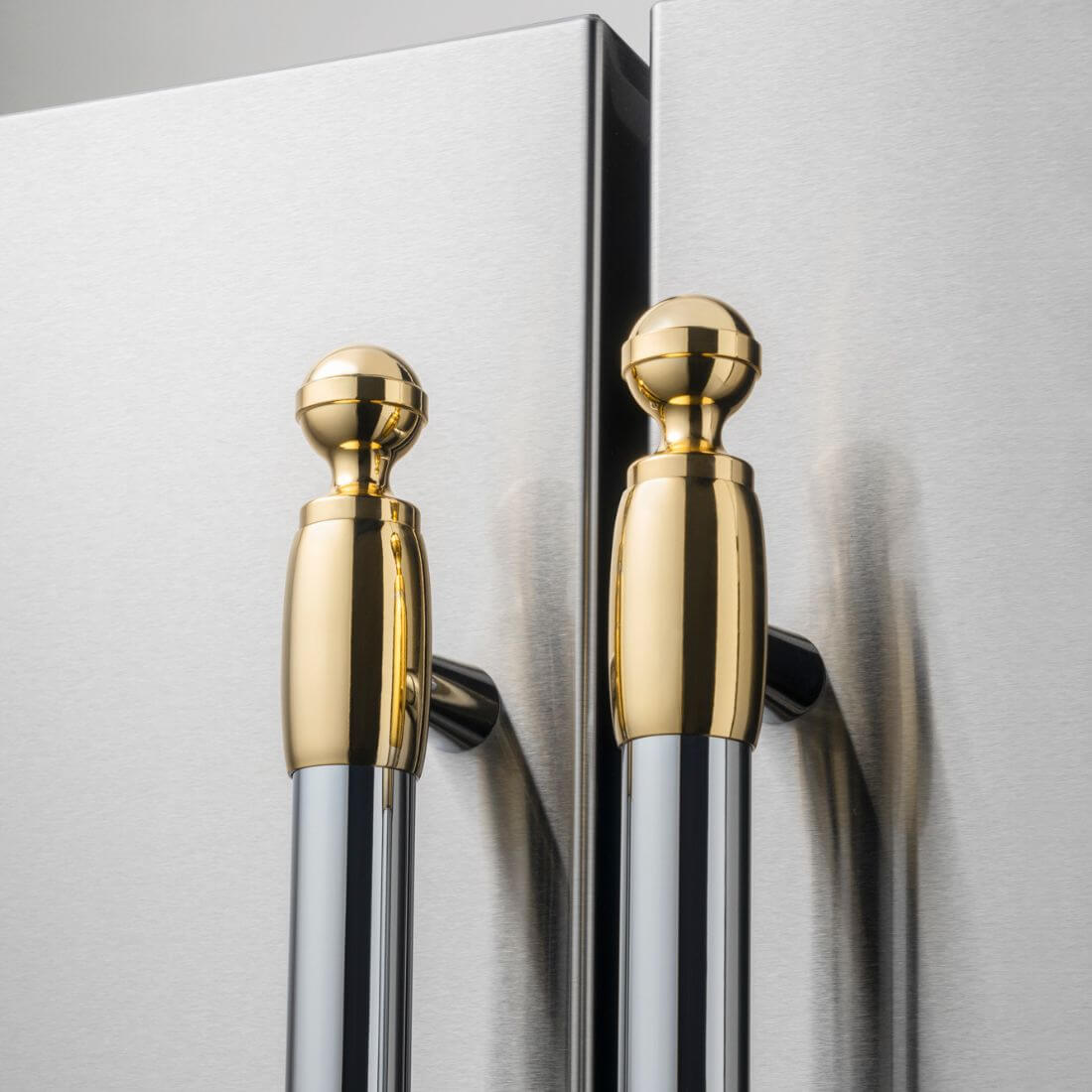 Refrigerador Bertazzoni Heritage French Door 636 Litros Inox 91cm mostrando puxadores dourados e acabamento inox escovado em portas French Door