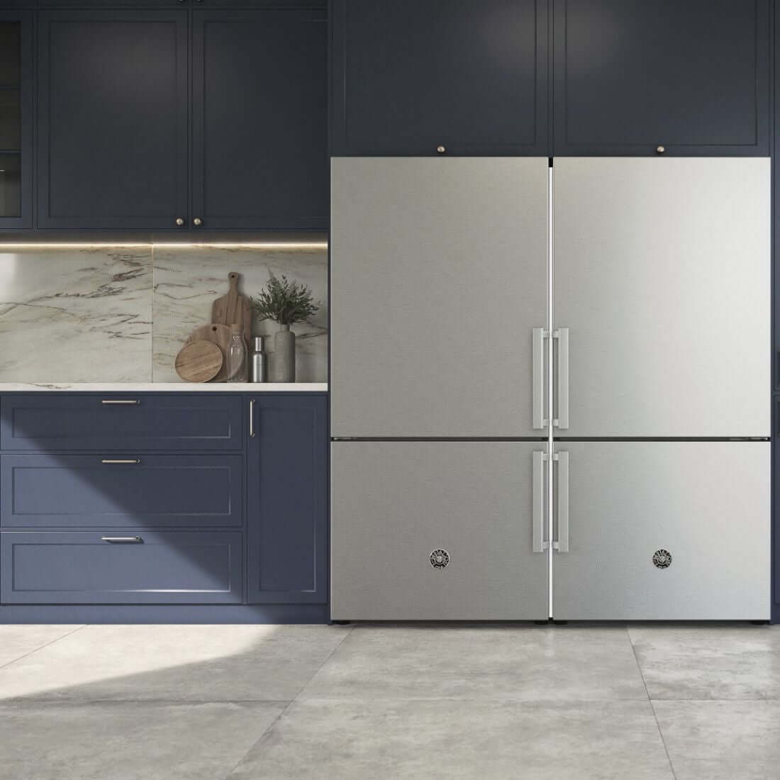 Refrigerador Bertazzoni Professional DUO com design em aço inox e amplo espaço interno na cozinha moderna.