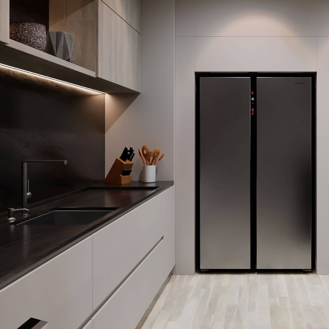 Refrigerador Debacco Side by Side inox em cozinha moderna, destacando seu design elegante e capacidade de 607 litros.