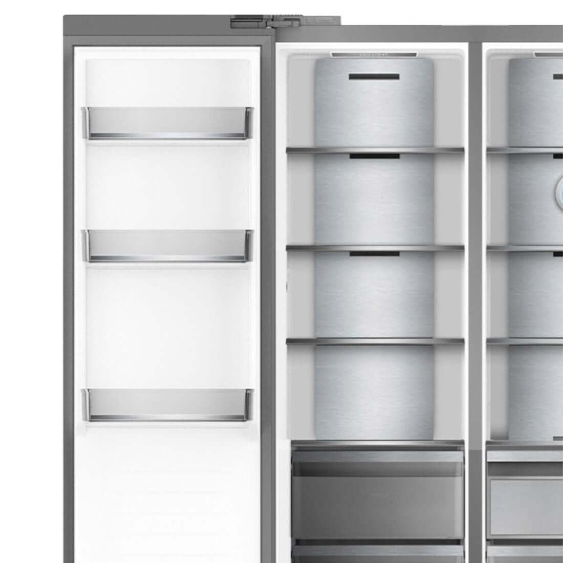 Interior do refrigerador Side by Side Debacco, com prateleiras e compartimentos organizados para armazenamento.