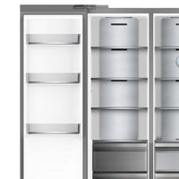 Interior do refrigerador Side by Side Debacco, com prateleiras e compartimentos organizados para armazenamento.