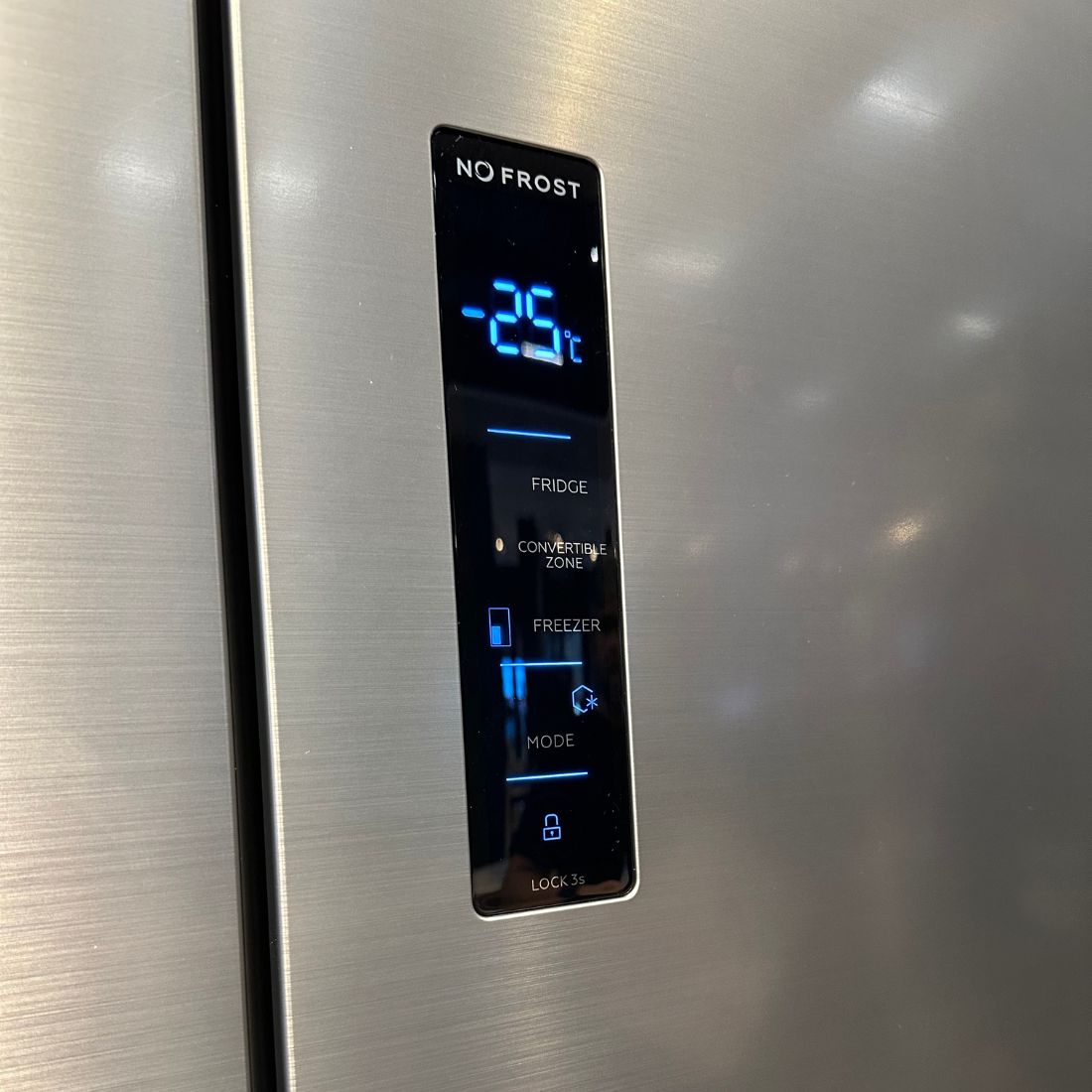 Refrigerador Debacco 600 Litros Inox 91cm em inox escovado com painel digital azul, display -25°C e design com 4 portas