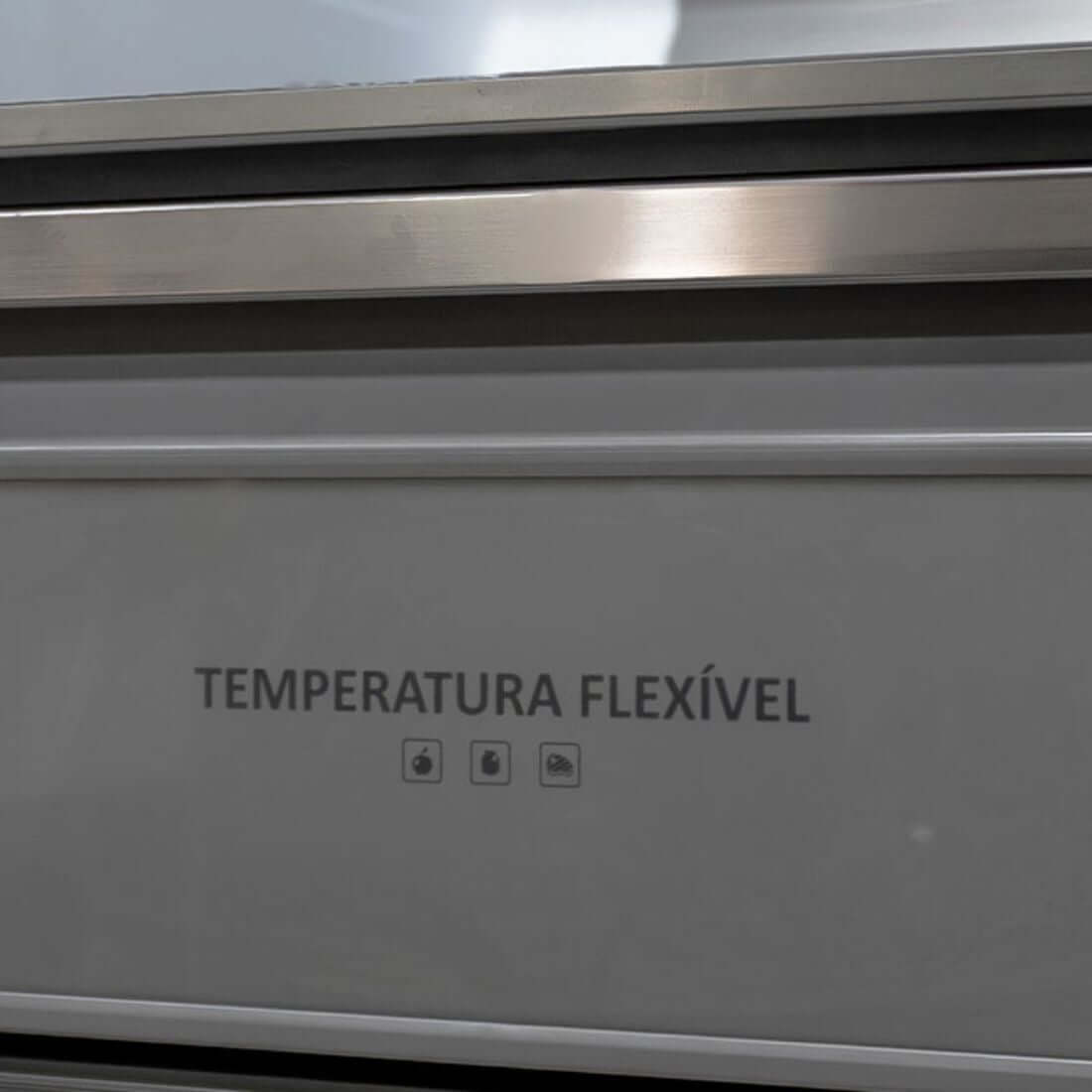 Detalhe do painel de controle de temperatura flexível do Refrigerador Side by Side Debacco.